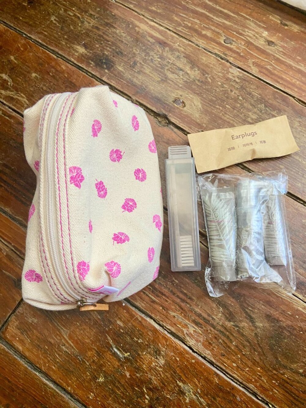 Hawaiian Airlines Sig Zane Amenity Toiletries Kit Floral Bag